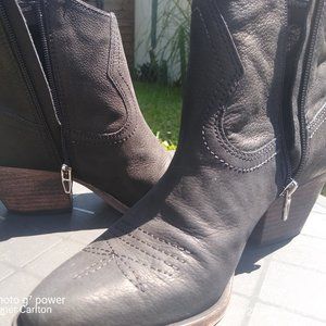 black boots Dolce Vita size 8.5